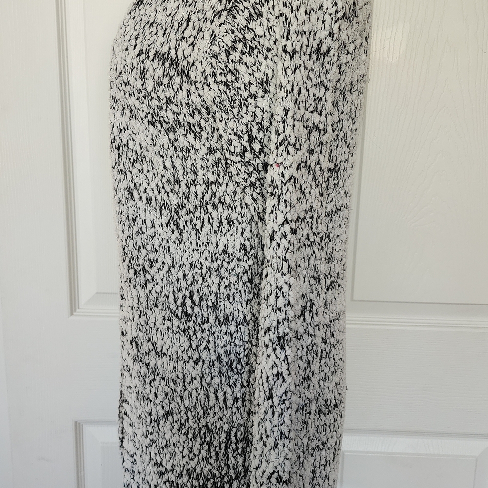 Elegant Black and White Knit Cardigan - Picture 2 of 4